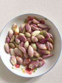 葱瓣儿荆芥炒腊肉的做法步骤2