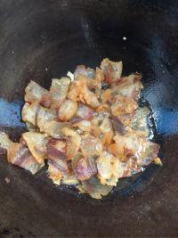 葱瓣儿荆芥炒腊肉的做法步骤3