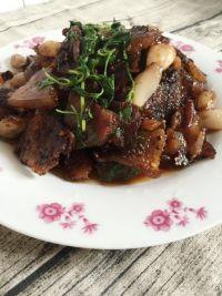 葱瓣儿荆芥炒腊肉的做法步骤12