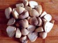 丸子鱼腐菌菇煲的做法步骤3