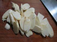 咸肉鞭笋豆腐汤的做法步骤3