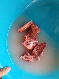 猪尾骨红萝卜玉米汤的做法步骤1