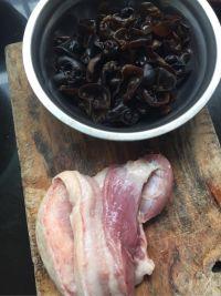 五花肉炒黑木耳的做法步骤1