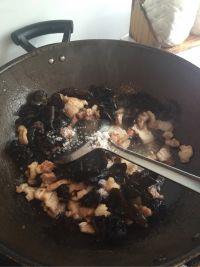五花肉炒黑木耳的做法步骤5