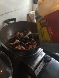 五花肉炒黑木耳的做法步骤6