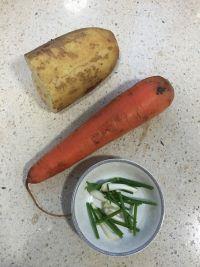 胡萝卜藕片小炒的做法步骤1