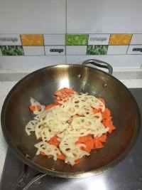 胡萝卜藕片小炒的做法步骤4