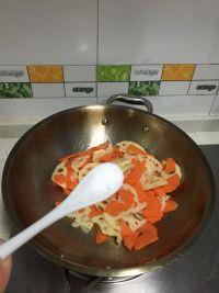 胡萝卜藕片小炒的做法步骤5