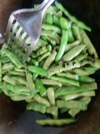 炖豆角肉块的做法步骤5