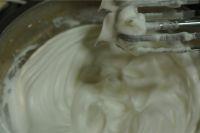 豆浆火龙果慕斯蛋糕的做法步骤1