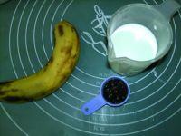 黑芝麻香蕉奶饮的做法步骤1