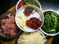 仔姜肉丝的做法步骤2