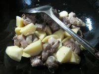 土豆烧鸡块的做法步骤3