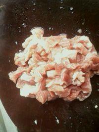 黄瓜炒肉的做法步骤3