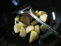 土豆烧素鸡的做法步骤3