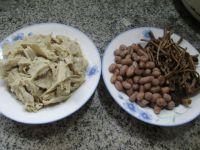 花生米茶树菇烤麸的做法步骤1