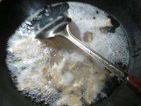 花生米茶树菇烤麸的做法步骤2