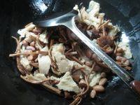 花生米茶树菇烤麸的做法步骤4