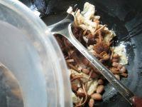 花生米茶树菇烤麸的做法步骤5