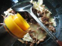 花生米茶树菇烤麸的做法步骤6