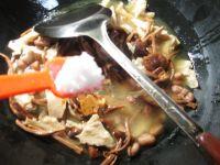 花生米茶树菇烤麸的做法步骤7
