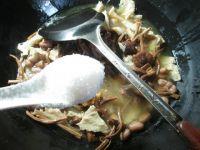 花生米茶树菇烤麸的做法步骤8