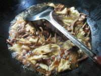 花生米茶树菇烤麸的做法步骤9