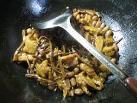 花生米茶树菇烤麸的做法步骤10