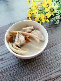 鲜茶树菇脆骨汤的做法步骤7