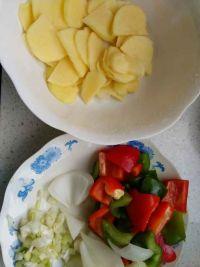 耗油彩椒土豆片的做法步骤1