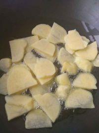耗油彩椒土豆片的做法步骤2